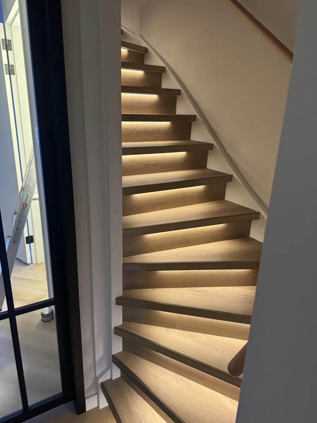 Trap in hetzelfde decor als de halvloer