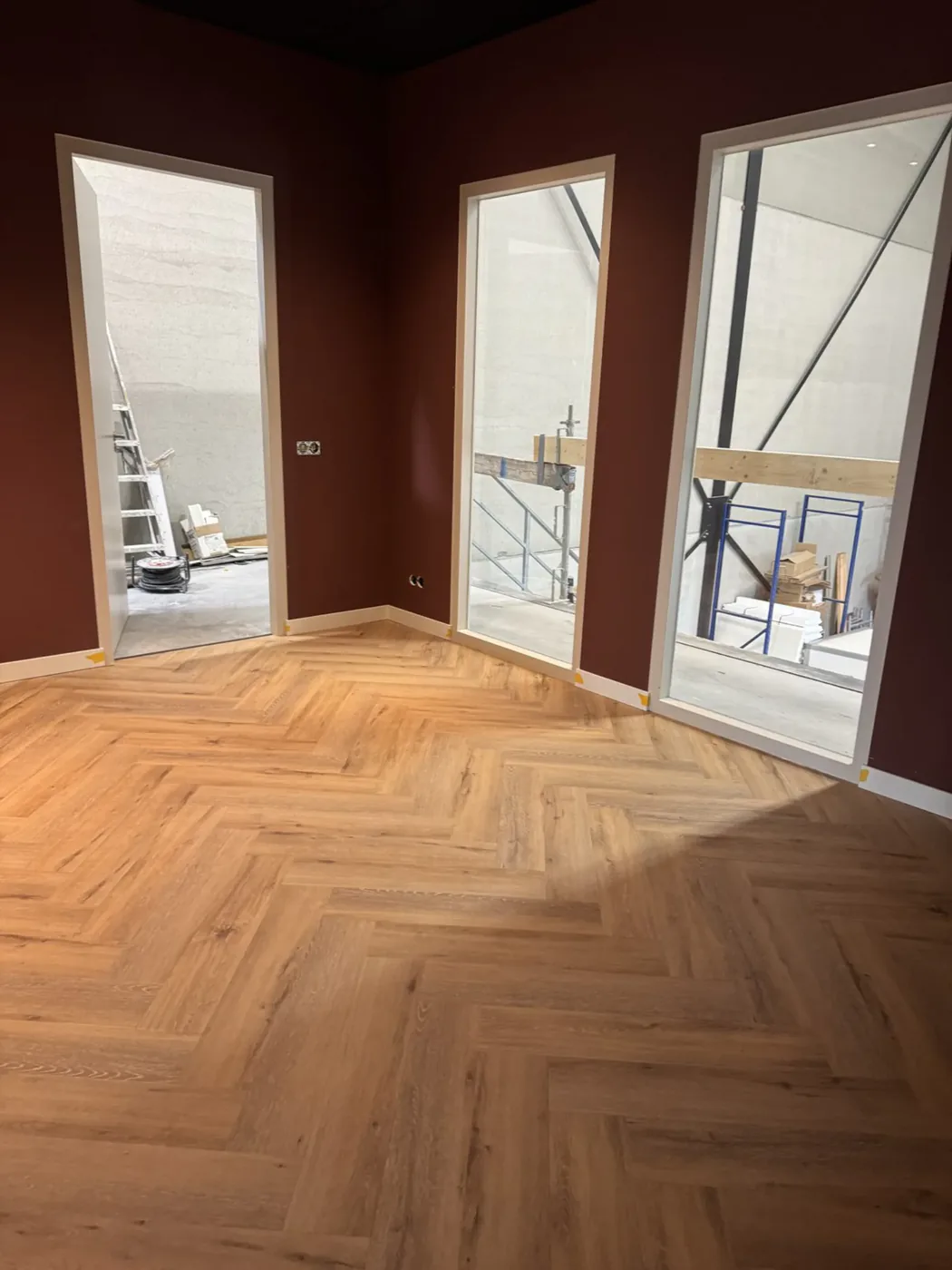 Houtlook in de woonkamer, gelegd door PVC Vloeren Brabant in Vlijmen