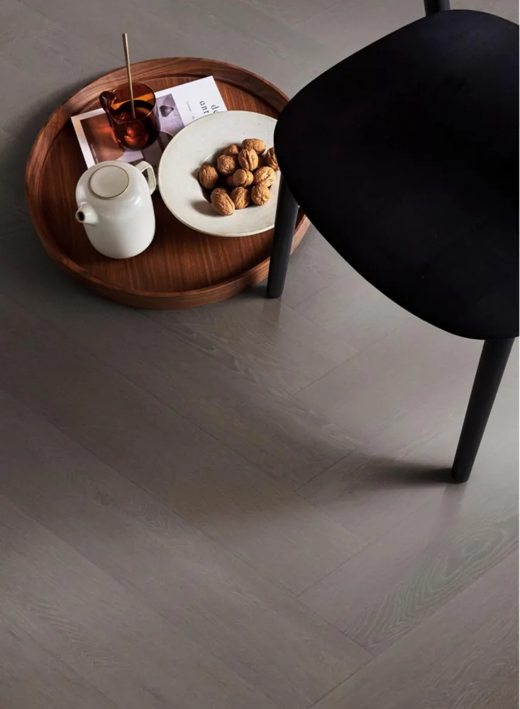 VT Wonen Herringbone dryback charcoal in interieur