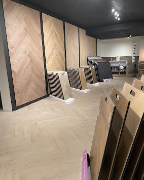 Visgraat- en houtlook-vloeren in de showroom van PVC Vloeren Brabant